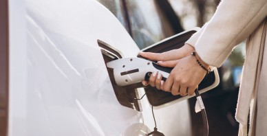 Ieviestas pirmās elektroauto uzlādes stacijas, kur apmaksu var veikt bez mobilās lietotnes