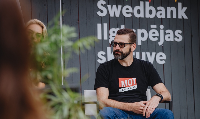 Kad manuskripts pārtop īstā sarunā: Swedbank darbinieka Jāņa Paidera pieredze MOT programmā