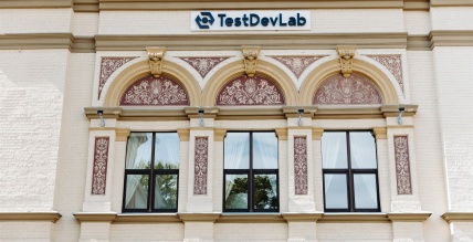 Viens no lielākajiem Latvijas IT uzņēmumiem “TestDevLab” oficiāli atklāj atjaunoto biroja ēku Rīgas centrā
