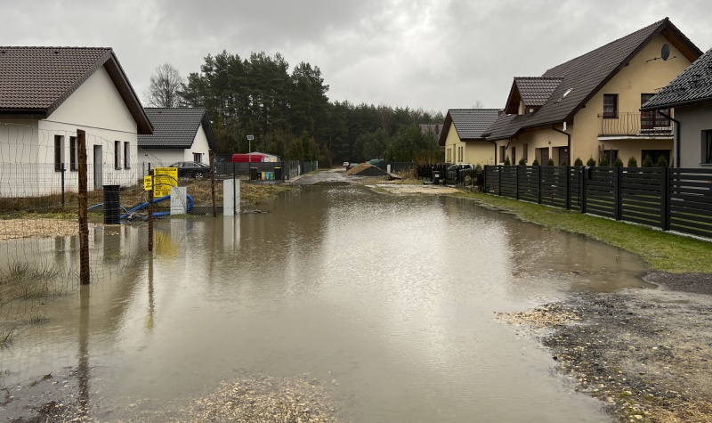 Īpaši spēcīgas lietavas appludina mājokli: īpašnieces stāsts