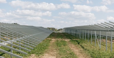 „Ignitis grupė” saules elektrostaciju parku attīstībai Latvijā saņem 77,5 miljonu eiro finansējumu no Swedbank