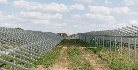 „Ignitis grupė” saules elektrostaciju parku attīstībai Latvijā saņem 77,5 miljonu eiro finansējumu no Swedbank