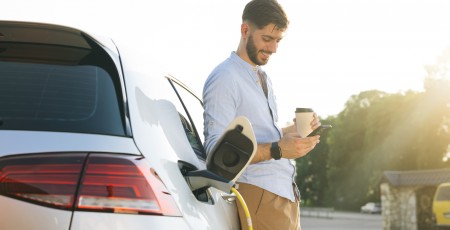 Latvijā trīskāršojies finansēto videi draudzīgo auto apjoms