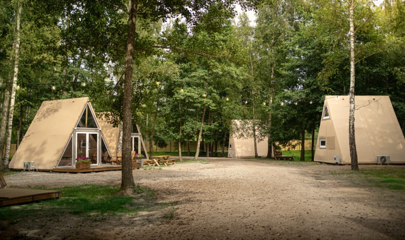 “Heaven Glamping” – jauna glempinga pilsētiņa Liepājā, pie Baltijas jūras