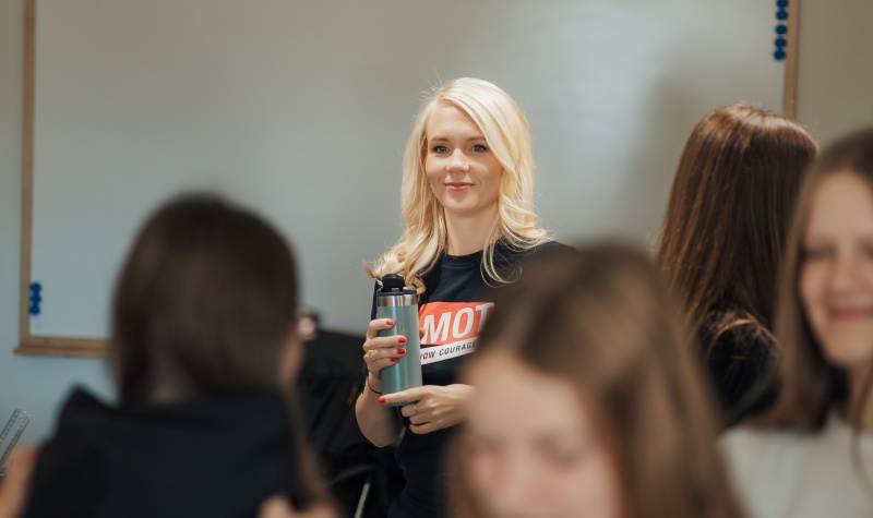 Palīdzēt jauniešiem noturēties dzīves vētrās – MOT treneres Danas Videmanes stāsts