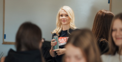 Palīdzēt jauniešiem noturēties dzīves vētrās – MOT treneres Danas Videmanes stāsts