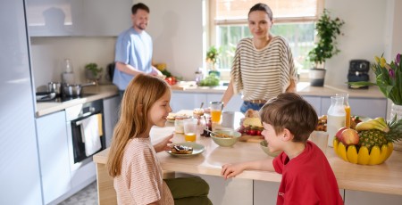 Vecāku lielā dilemma par kabatas naudu – cik dot, par ko un vai ļaut kļūdīties?