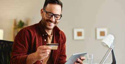 Swedbank dati: pērn karšu norēķinu skaits e-komercijā dubultojies, katrs ceturtais pirkums veikts ar e-makiem