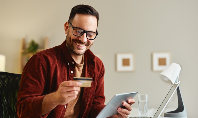 Swedbank dati: pērn karšu norēķinu skaits e-komercijā dubultojies, katrs ceturtais pirkums veikts ar e-makiem