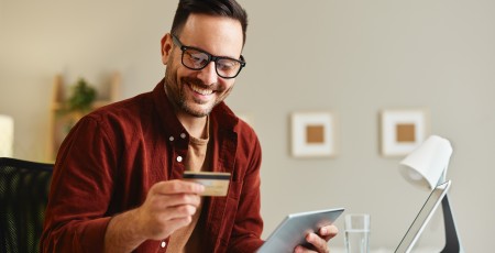 Swedbank dati: pērn karšu norēķinu skaits e-komercijā dubultojies, katrs ceturtais pirkums veikts ar e-makiem