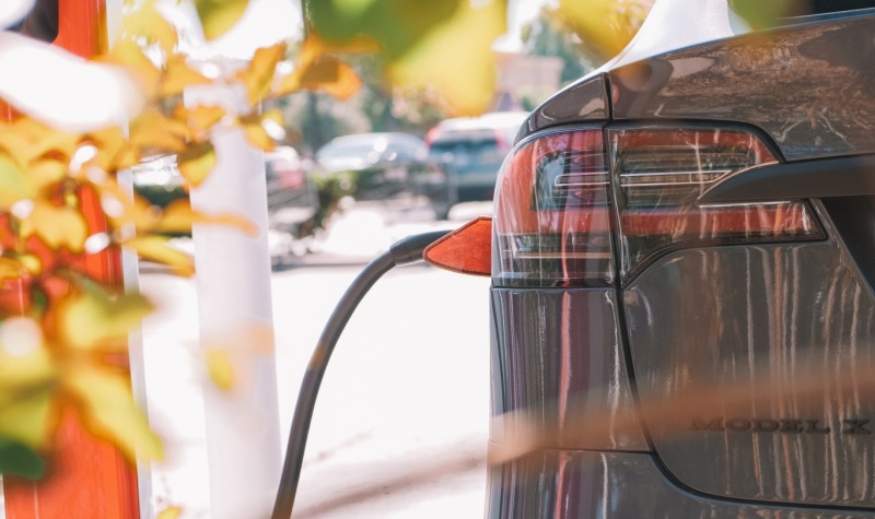 Kā mainījušās elektroauto izmaksas pie jaunajām elektroenerģijas cenām? 3 pieredzes stāsti