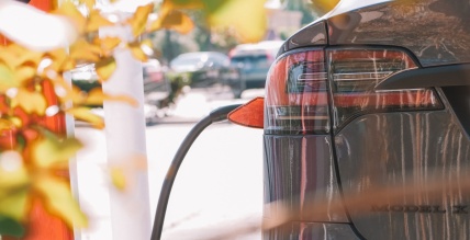 Kā mainījušās elektroauto izmaksas pie jaunajām elektroenerģijas cenām? 3 pieredzes stāsti