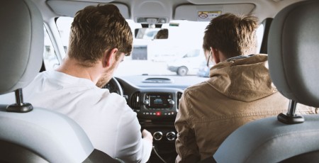 Kā sīku auto skrambu pārvērst nopietnā problēmā jeb kāpēc nedrīkst aizbraukt no notikuma vietas