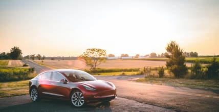 Pie Tesla stūres – 2 eiro uz 100 km. Kādas ir elektroauto priekšrocības?