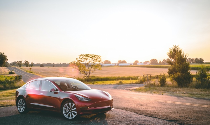 Pie Tesla stūres – 2 eiro uz 100 km. Kādas ir elektroauto priekšrocības?