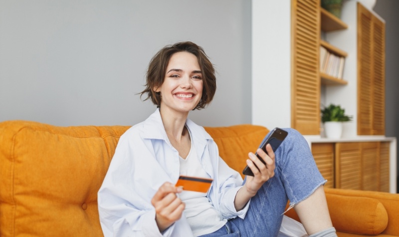 Pirkumu un ceļojumu apdrošināšana – kādas vēl ir kredītkartes priekšrocības?
