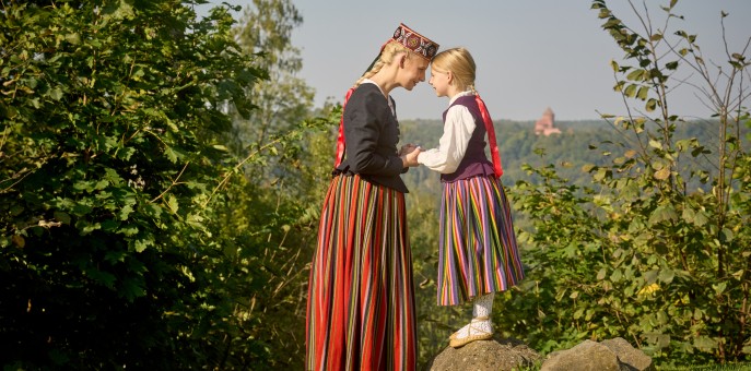Svētku sajūta turpinās mūsos: uzzini, kā svētki vieno Latvijas ģimenes!