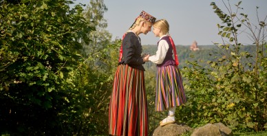 Svētku sajūta turpinās mūsos: uzzini, kā svētki vieno Latvijas ģimenes!