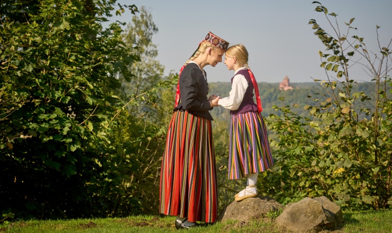 Svētku sajūta turpinās mūsos: uzzini, kā svētki vieno Latvijas ģimenes!