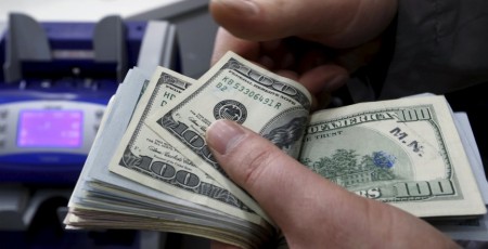 «Bloomberg»: «Deutsche Bank» pārtrauks dolāru maksājumus dažām Latvijas bankām
