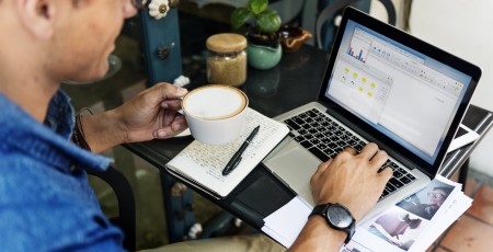 Global Hack Ekonomikas sadaļas uzvarētājs: e-komercijas platforma mazajiem uzņēmumiem 